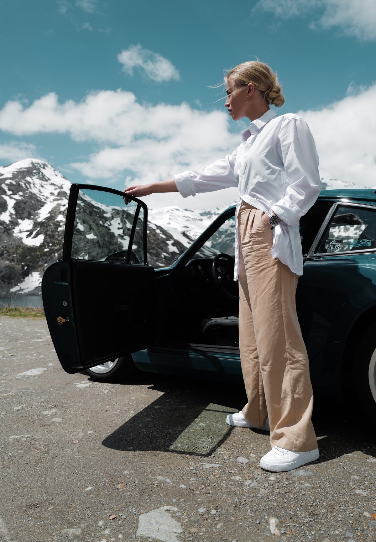 Hanna Schönwald cares for her Mercedes Benz W123 230 CE Coupé 1984